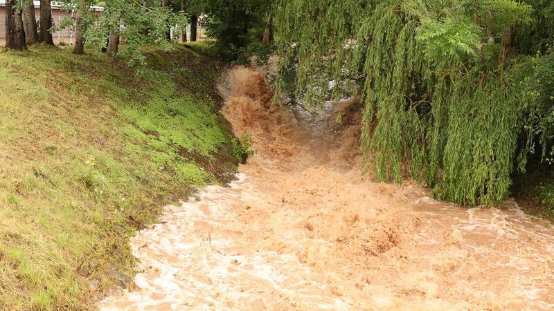 Lage zugespitzt: Menschen aus überfluteten Häusern gerettet In Gera ist das Flüsschen Wipse zu einem reißenden Strom angeschwollen.