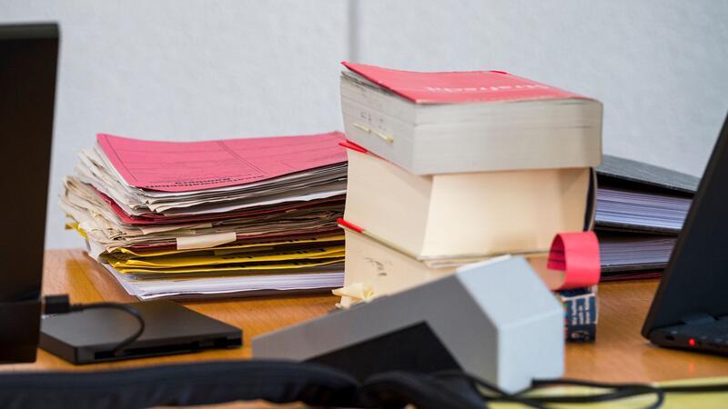 Warum Juristensprache so kompliziert klingt In Gesetzesbüchern lassen sich viele verschachtelte Sätze finden. (Symbolbild)