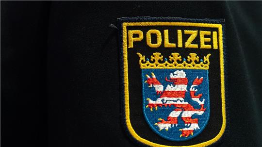 In Gießen fuhr ein Auto in eine Bushaltestelle und verletzte mehrere Menschen. (Symbolbild)