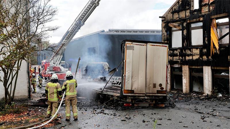 In Goslar geriet ein Lkw in Flammen, das Feuer griff auf eine Lagerhalle über. 