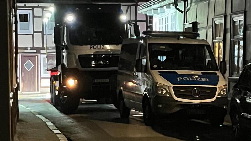 Polizei stellt bei Razzia insgesamt neun Spielautomaten sicher In Goslar ist die Polizei auf engen Altstadtgassen gefragt.