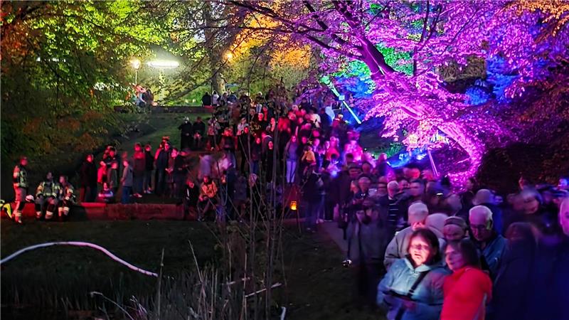 Feiernde Menschen bei den illuminierten Wallanlagen
