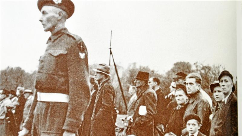 Goslars erste politischen Gehversuche unter britischer Besatzung In Goslar übernehmen nach Kriegsende bald die Briten als Besatzungsmacht. Die Bevölkerung beäugt die neuen Herren mit Kolonialerfahrung noch argwöhnisch. Das Bild stammt aus dem Oktober 1945.