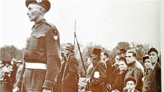 In Goslar übernehmen nach Kriegsende bald die Briten als Besatzungsmacht. Die Bevölkerung beäugt die neuen Herren mit Kolonialerfahrung noch argwöhnisch. Das Bild stammt aus dem Oktober 1945.