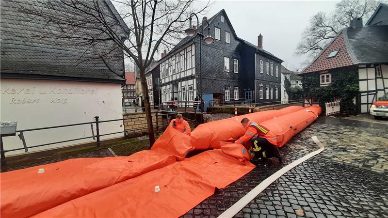 Hochwasserentlastung soll Überlaufen der Talsperren verhindern In Goslar werden mobile Dämme aufgebaut, um die Stadt vor Überschwemmungen zu schützen. Foto: Epping