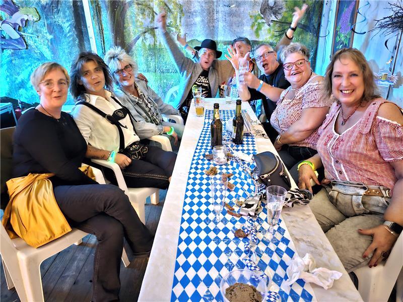 O’zapft is: Hunderte feiern bei Oberharzer Oktoberfesten In Gruppen kommen zahlreiche Gäste und platzieren sich zusammen an den Tischen. Die Ecken sind besonders beliebt. Foto: Weiss