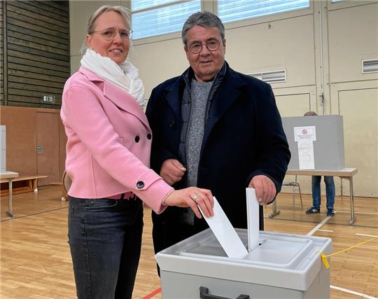 In Hahndorf geben Dr. Anke und Sigmar Gabriel am Vormittag ihre Stimme ab.