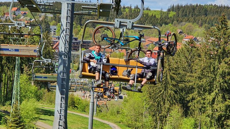 Von Woche zu Wochen kommen immer mehr Touristen In Hahnenklee geht es gegenüber 2023 bei den Übernachtungszahlen bergauf.
