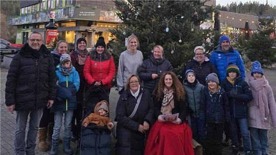 In Hahnenklee werden die Weihnachtsbäume in der Rathausstraße geschmückt.