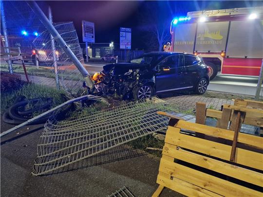In Halberstadt stößt ein Auto gegen eine Laterne und einen Zaun. Foto: Polizeirevier Harz