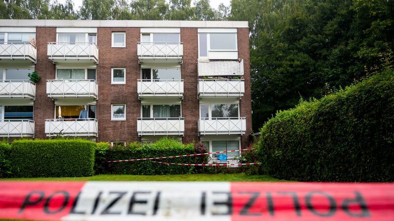 Platte bricht: Sechs Menschen stürzen in Hamburg von Balkon In Hamburg-Langenhorn ist ein Balkon mit Menschen darauf abgestürzt (Foto aktuell).