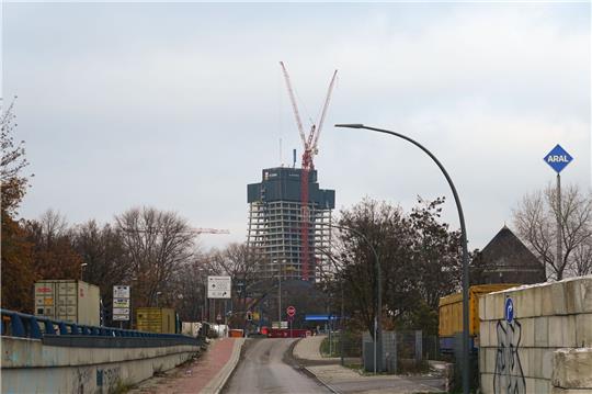 In Hamburg baut Signa den 245 Meter hohen Elbtower. Das Projekt steht derzeit still.