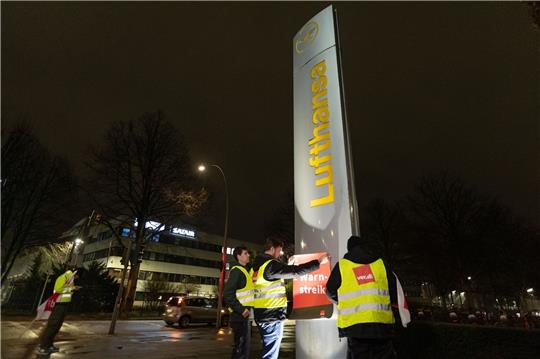 In Hamburg werden Warnstreik-Plakate aufgehängt.