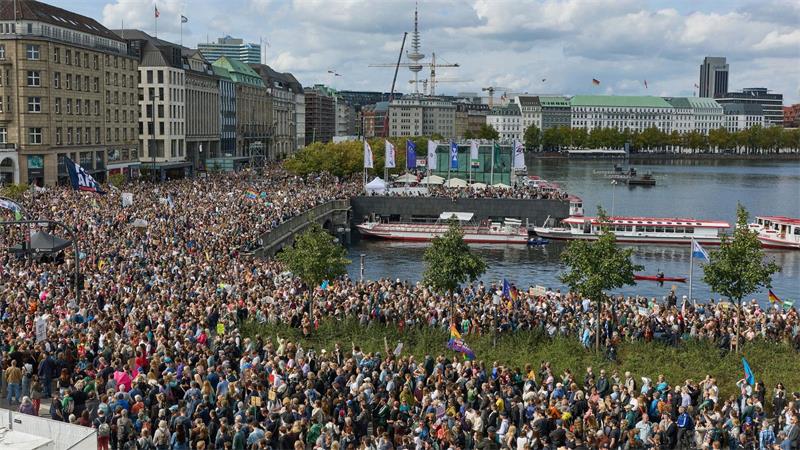 In Hamburg zogen nach Veranstalterangaben rund 25.000 Menschen durch die Innenstadt. 