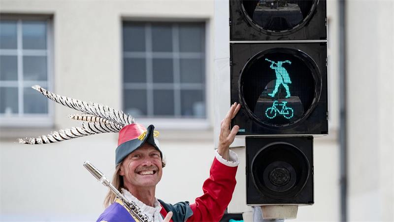 Ost-Ampelmännchen wird 65 – und hat kuriose Geschwister In Hameln zeigt statt des herkömmlichen Symbols ein Rattenfänger-Logo grünes Licht. (Archivbild)