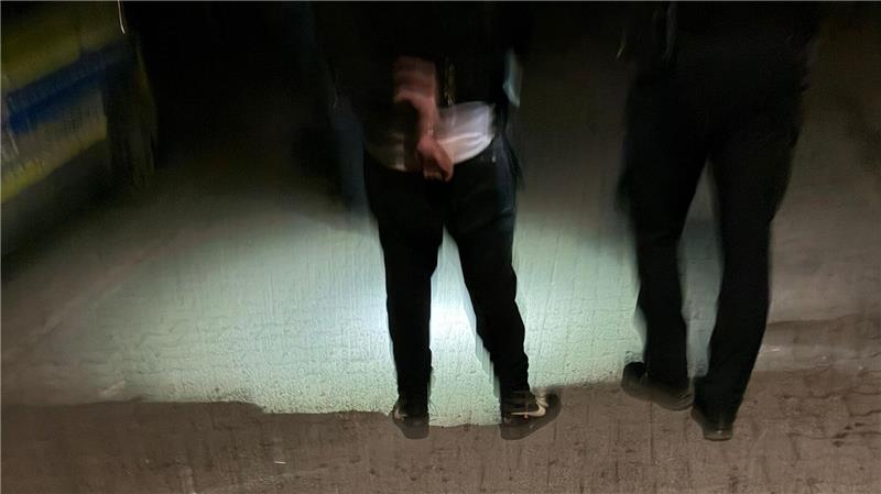 Harzburger Berater stellt Einbrecher – und stoppt eine ganze Serie In Handschellen wird der 26-jährige Täter abgeführt. Brennecke gelingt es, diesen Moment in einem Schnappschuss mit der Smartphone-Kamera festzuhalten.