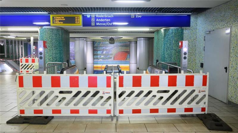 In Hannover blockieren Absperrungen den Zugang zur Stadtbahn.