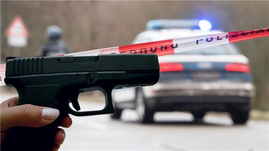 In Hannover hat ein 23-Jähriger am Sonntag drei unbekannte Menschen mit einer Softair-Waffe beschossen. Montage: dpa