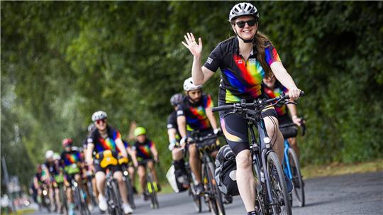 In Hannover sind die Fahrerinnen und Fahrer mit bunten Regenbogentrikots losgefahren.