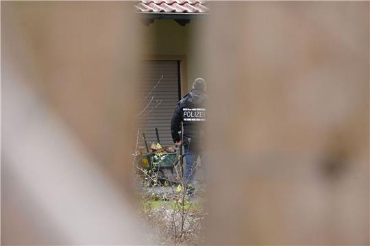 In Hattenhofen in Baden-Württemberg ist ein FDP-Kommunalpolitiker durch mehrere Schüsse verletzt worden.