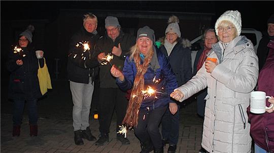 In Heimerode begrüßen Freunde und Nachbarn kurz nach Mitternacht auf der Straße das neue Jahr.
