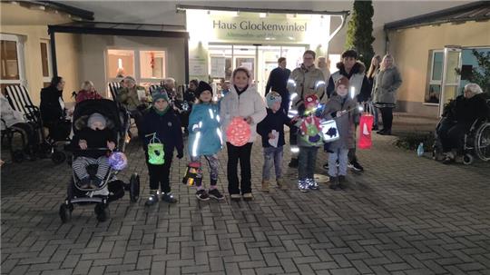 In Heimerode bringen die Laternenkinder den Bewohnern des Altenwohn- und Pflegeheims „Haus Glockenwinkel“ drei Ständchen.