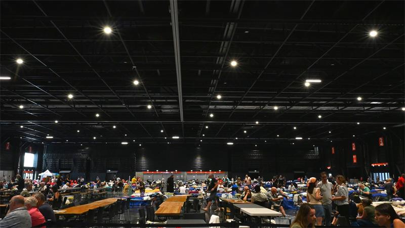 „Ist hart“: Das Warten der Brand-Evakuierten von Bordeaux In Hoch-Zeiten waren fast 7.000 Menschen in der Notunterkunft in den Messehallen untergebracht.