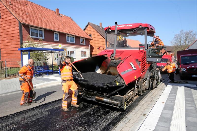 In Höhe der im vergangenen Jahr barrierefrei umgebauten Bushaltestelle laufen die Bauarbeiten an der Straße, um einen Absatz zwischen Fahrbahn und Gosse zu regulieren. Foto: Gereke