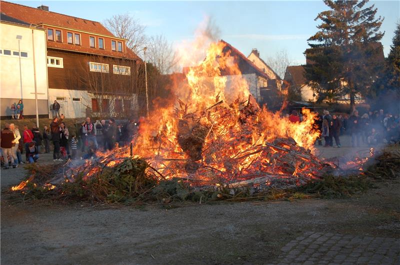 In Hohegeiß wird auf dem Schützenplatz ein großes Osterfeuer von den Mitgliedern des Harzklub-Zweigvereins entfacht, die auch für Speis und Trank sorgen.  Fotos: Breutel