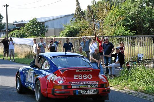 In Hornburg versammeln sich die Schaulustigen am Straßenrand, die Stimmung ist gut, als die in die Jahre gekommenen Boliden, die nichts an ihrer Faszination verloren haben, die Zuschauer passieren. So manch ein Pilot nutzt hier den Ortsausgang Richtung Rimbeck, um den Motor mal so richtig aufzudrehen. Fotos: Gereke