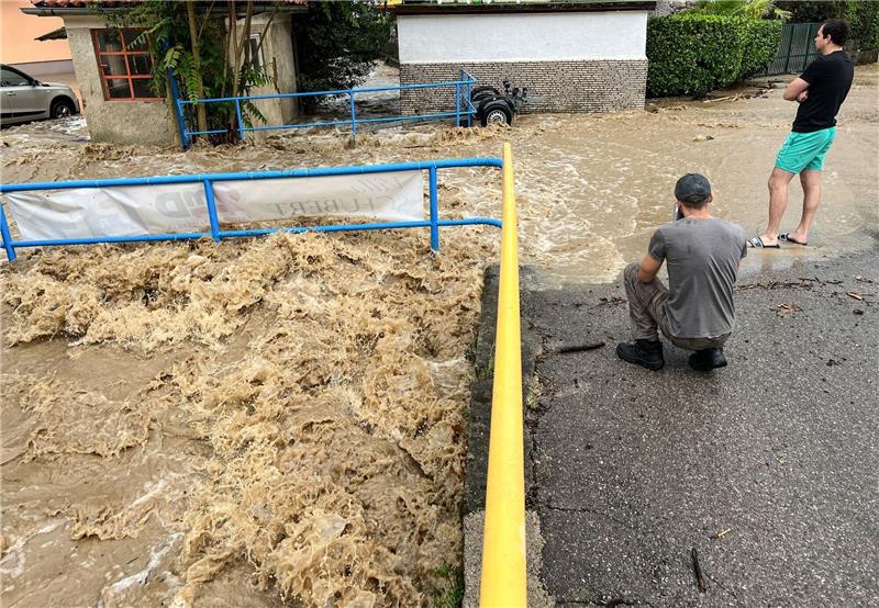 Slowenien und Österreich: Angst vor Erdrutschen In Ika im Nordosten Istriens (Kroatien) ist ein Bach über die Ufer getreten. Stundenlanger Starkregen und Gewitter haben viele Straßen in der Region unpassierbar gemacht.