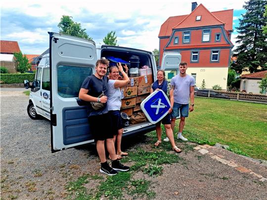 In Immenrode wird am Mittwochnachmittag schon einmal der kleine Bus beladen (v. li.): Teamer Bastian Kaminski, Pfarrerin Dagmar Hinzpeter, Meike Behrends, die Vorsitzende des Kirchenvorstands, sowie Teamer Lukas Heidrich sind froh, dass die Reise nach Südtirol wieder möglich ist. Foto: Sowa