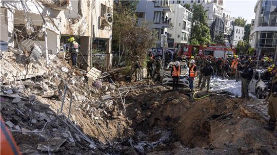 In Israel schlagen weiterhin aus dem Iran abgefeuerte Raketen ein.