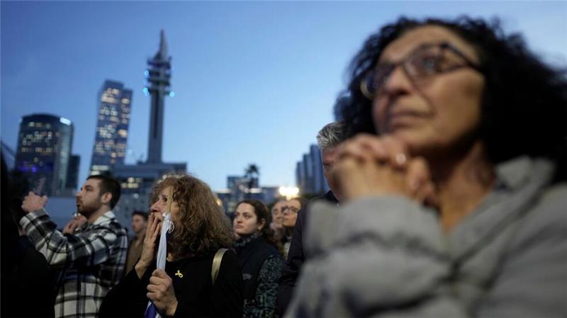 Hamas übermittelt Namen von freizulassenden Geiseln In Israel verfolgten Menschen vergangenes Wochenende die Freilassung dreier Geiseln. (Archivbild)