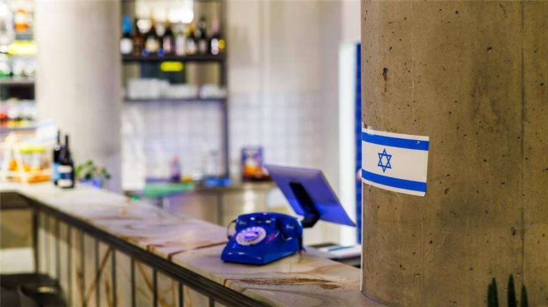 Syrischer Kurde eröffnet israelisches Restaurant In Israel war der Betreiber noch nicht, der Koch kommt aber von dort.