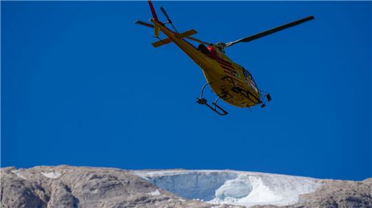 In Italien liegt in den Alpen noch nicht viel Schnee - jetzt wurde Schnee mit einem Hubschrauber eingeflogen. (Archivbild)