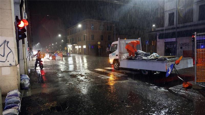 In Italien sind nach heftigem Regen viele Straßen überschwemmt (Foto aktuell).