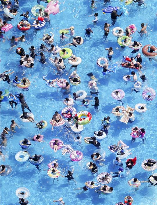 In Japans Schwimmbädern sind nur Schwimmreifen in Form eines Donuts erlaubt.