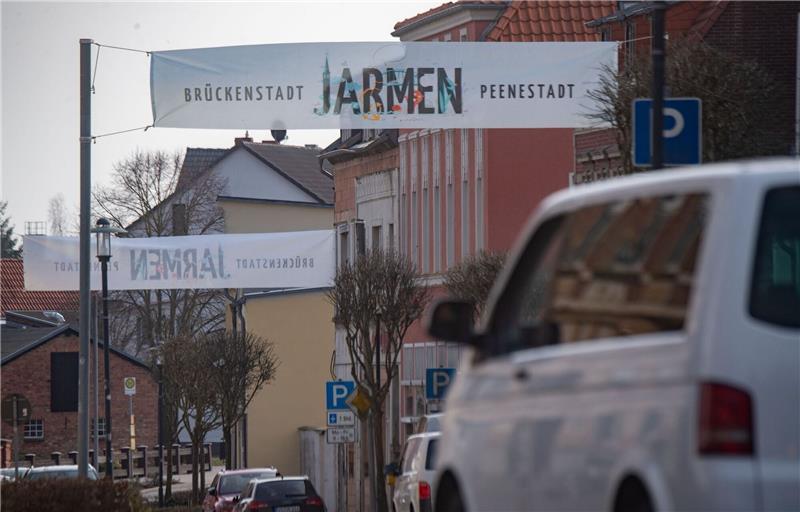 Angreifer nach Messerattacke auf Polizisten erschossen In Jarmen ist ein Polizist mit einem Messer schwer verletzt worden. Der Angreifer ist einer Schussverletzungen erlegen.