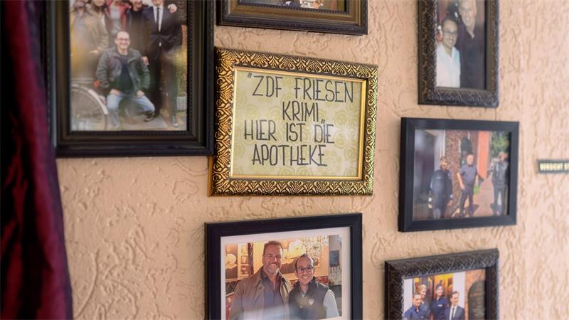 In „Jimmy’s Altstadt Café“ hängen Fotos von den Schauspielern der Serie. 