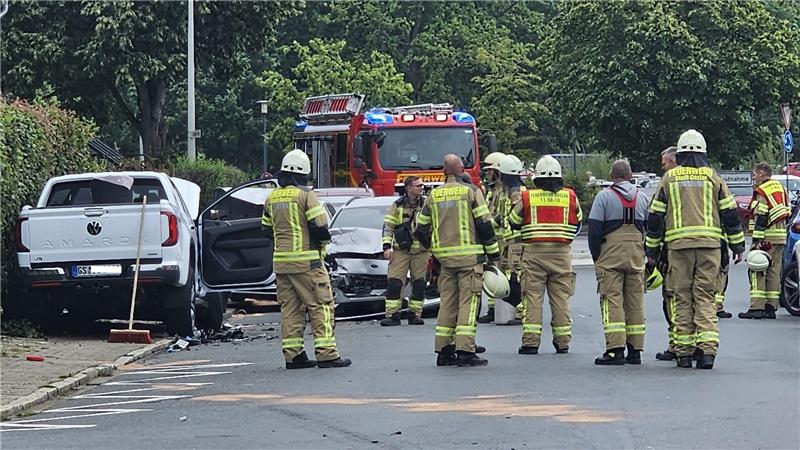 In Jürgenohl hat es ordentlich gekracht. Die Feuerwehr zog die Autos auseinander und sicherte die Unfallstelle.