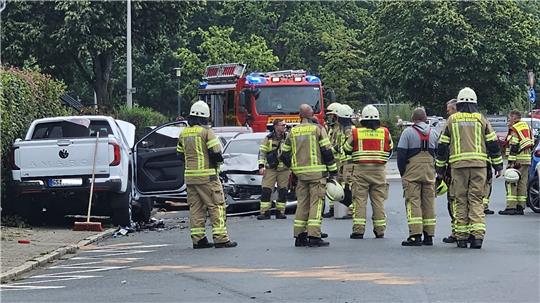 In Jürgenohl hat es ordentlich gekracht. Die Feuerwehr zog die Autos auseinander und sicherte die Unfallstelle.