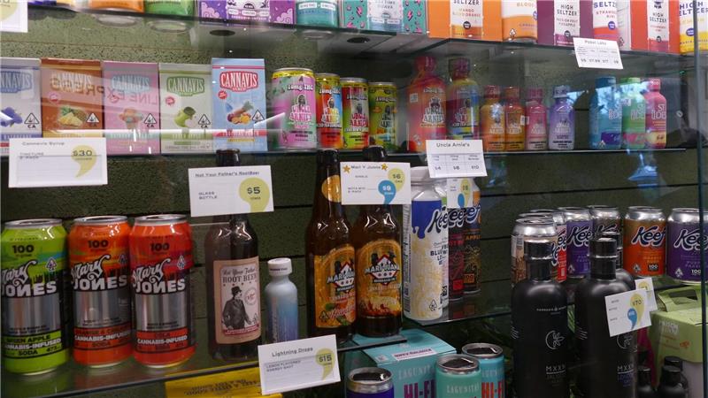 In Kalifornien werden Cannabis-Produkte in einem Shop angeboten. Der Studie zufolge macht eine solche Art der Kommerzialisierung einen deutlichen Unterschied. (Archivbild)
