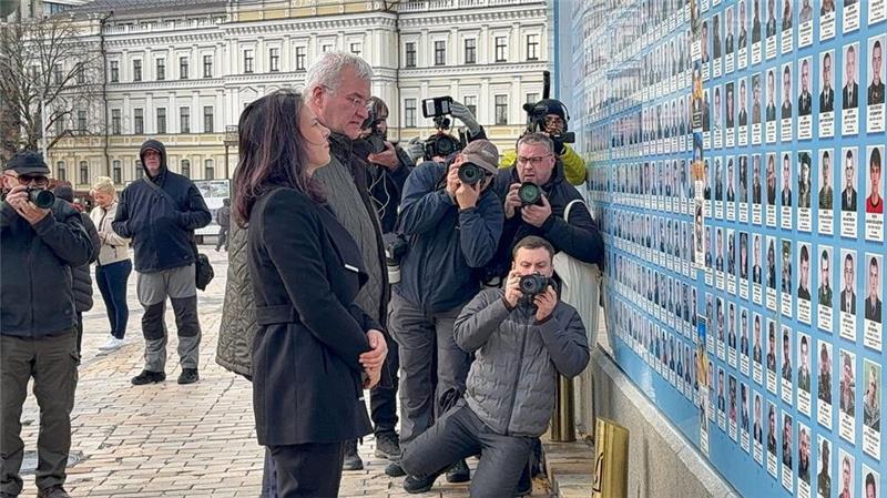 Baerbock in Kiew: 200 Millionen Euro Zusatz-Winterhilfe In Kiew besuchte Baerbock auch die Mauer des Gedenkens für die im Verteidigungskampf gefallenen ukrainischen Soldaten.