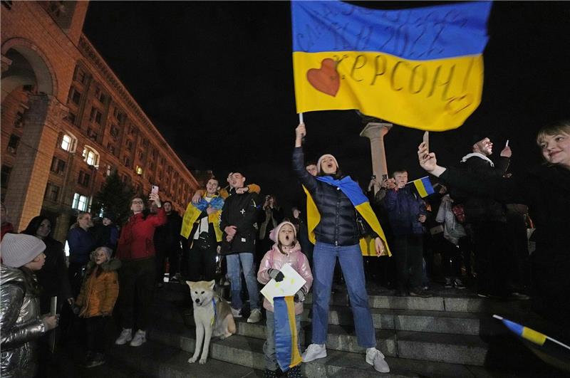 In Kiew feiern Menschen die Nachricht von der Rückkehr ukrainischer Truppen nach  Cherson.