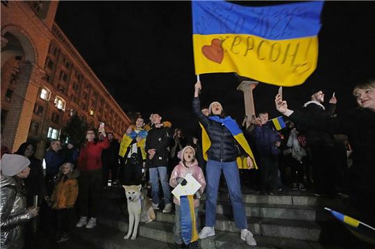 In Kiew feiern Menschen die Nachricht von der Rückkehr ukrainischer Truppen nach  Cherson.