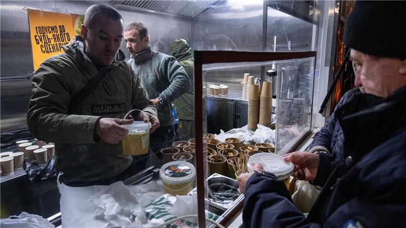 In Kiew geben die Streitkräfte warme Mahlzeiten für Menschen aus, die in ihren Häusern keinen Strom mehr haben.