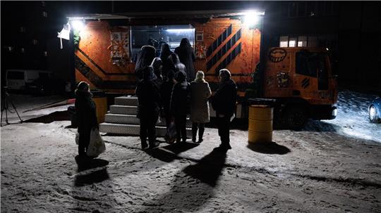 In Kiew stehen Bürger für warme Mahlzeiten Schlange, da es in vielen Häusern weder Strom noch Fernwärme gibt.