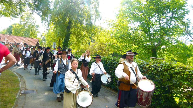 In Klang der Trommeln geht es auf das Schlachtfeld.