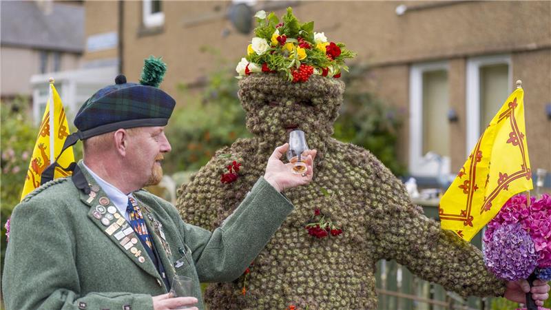 In Kletten gehüllt zieht Andrew Taylor als „Burryman“ durch eine Stadt bei Edinburgh. Bei dem jahrhundertealten Ritual teilt er Whisky, sammelt Spenden für wohltätige Zwecke – und soll Glück bringen.